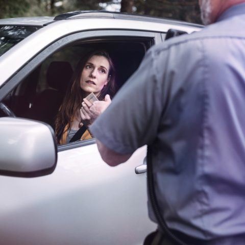 Frau in Verkehrskontrolle