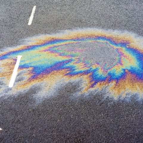 Ausgelaufenes Öl auf der Straße