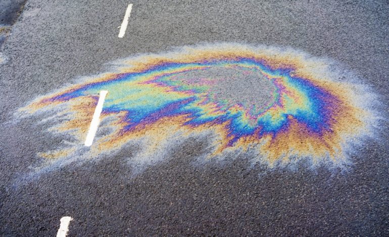 Ausgelaufenes Öl auf der Straße
