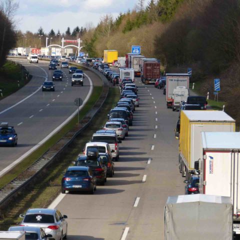 Autobahn von oben, Stau auf der rechten Seite mit zwei Spuren, Fahrzeuge bilden Rettungsgasse