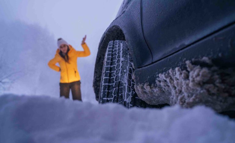 Schneefräse Fahrzeug Bergstraße Schnee entfernen. Großes Fahrzeug drehenden  Messer wirft Eis und Schnee von der Straße Stockfotografie - Alamy