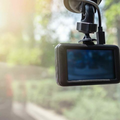 Eine Dashcam ist an der Windschutzscheibe befestigt.
