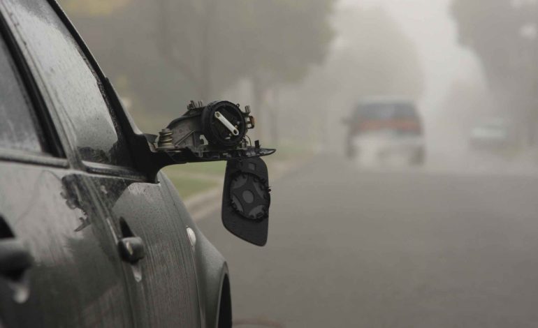 Auto begeht Fahrerflucht, im Vordergrund sieht man den kaputten Spiegel