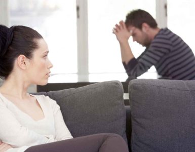 Eine Frau und ein Mann streiten und stehen kurz vor der Scheidung