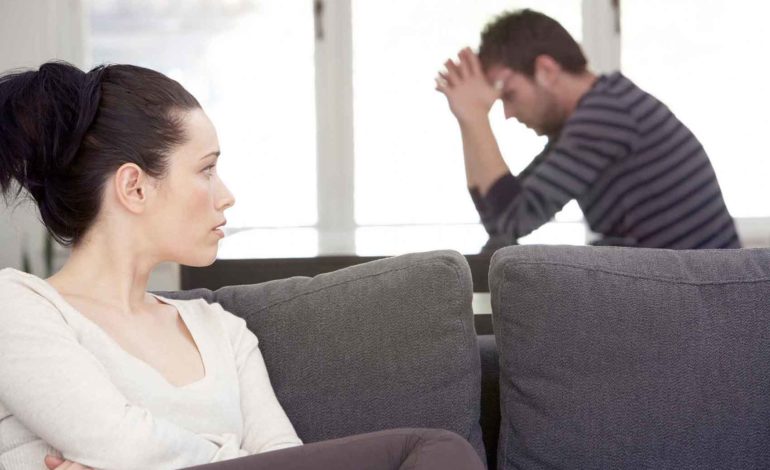 Eine Frau und ein Mann streiten und stehen kurz vor der Scheidung