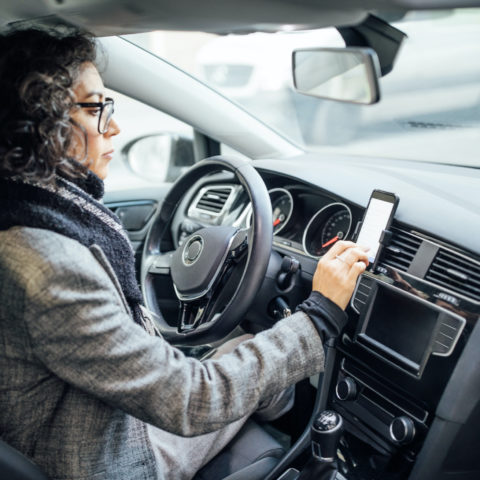 Frau nutzt Staumelder im Auto