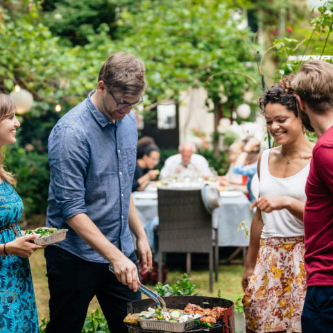 Personen grillen im Freien