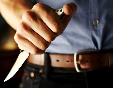 Waffengesetz: Mann hält ein scharfes Messer in seiner Hand.