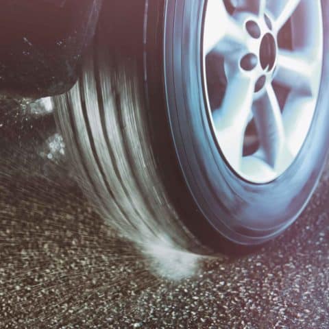 Reifen auf Strasse beim Gasgeben durch illegale Straßenrennen