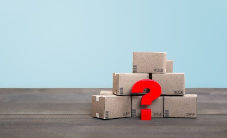 Ein rotes Fragezeichen vor einem Stapel Pakete symbolisiert die Frage: Was tun, wenn da Paket nicht angekommen ist?