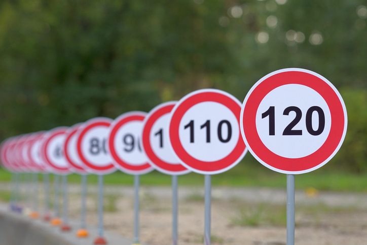 Mehrere Schilder mit Geschwindigkeitsbegrenzungen hintereinander