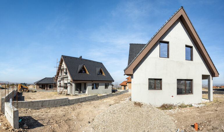 Abstandsfläche beim Hausbau mit zwei neu gebauten Häusern und dazwischen eine Mauer.