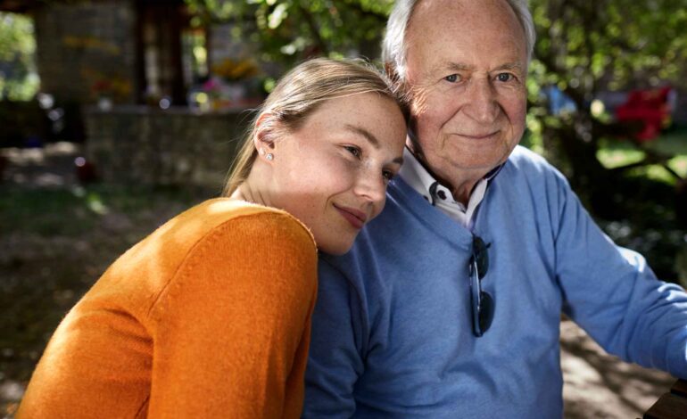 Vorsorgevollmacht erstellen: Mädchen lehnt an Großvaters Schulter.