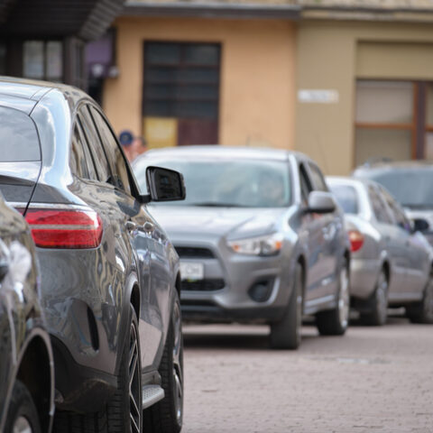 Mehrere Autos am Straßenrand, darunter manche, die falsch herum parken