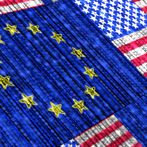Datenschutzrahmen: EU-US-Flaggen bestehend aus binären Codes.