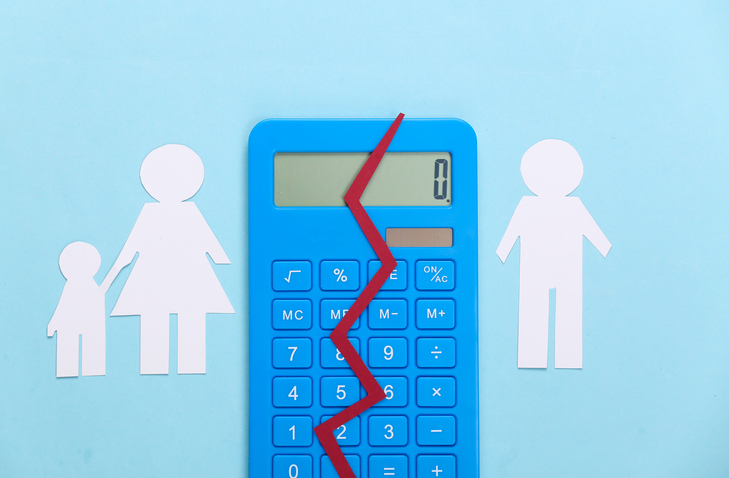 Ein blauer Taschenrechner, in der Mitte durch eine Linie geteilt. Daneben Männchen aus Papier. Links Mutter mit Kind, rechts Vater.