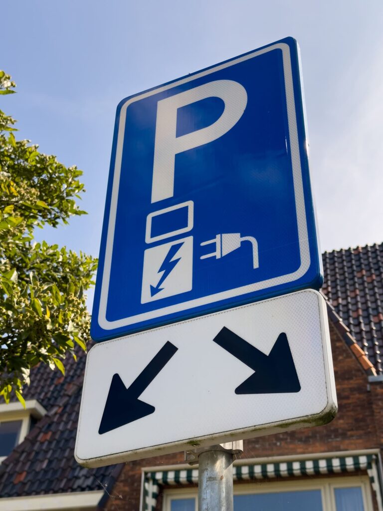 Ein blaues Schild für einen Parkplatz für E-Autos.