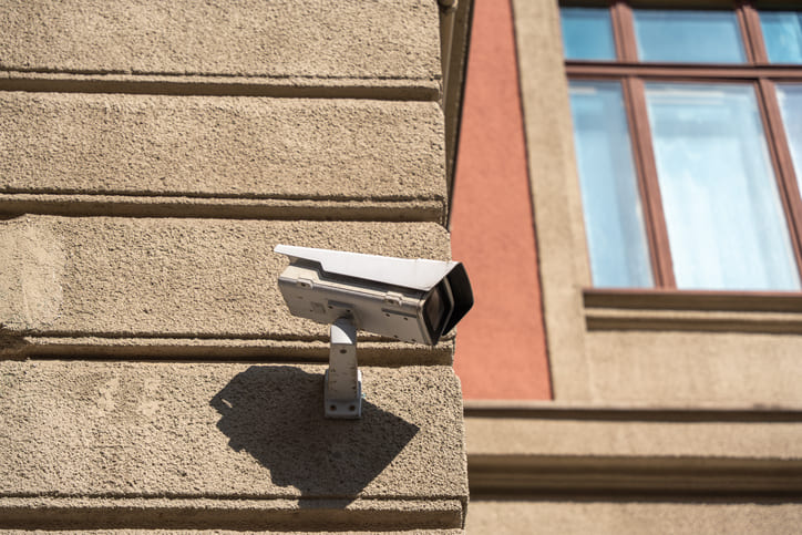 Kamera an einer Hausfassade als Neuerung im Mai 2026