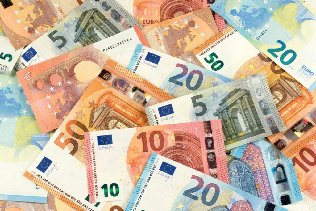 Eine Ansammlung von Euro-Scheinen
