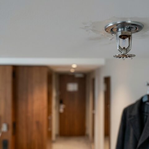 Hotelgast verwechselt Sprinkler-(KI-generiertes Bild)